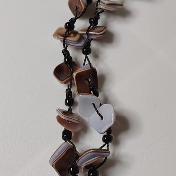 Very Cool Shell And String Necklace 21 Inches Long - Picture 12 of 15
